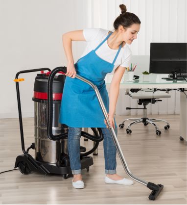 Frau mit Staubsauger
