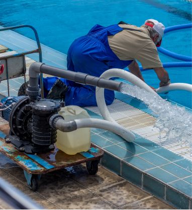 Person reinigt Pool