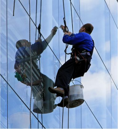 Person reinigt Fenster